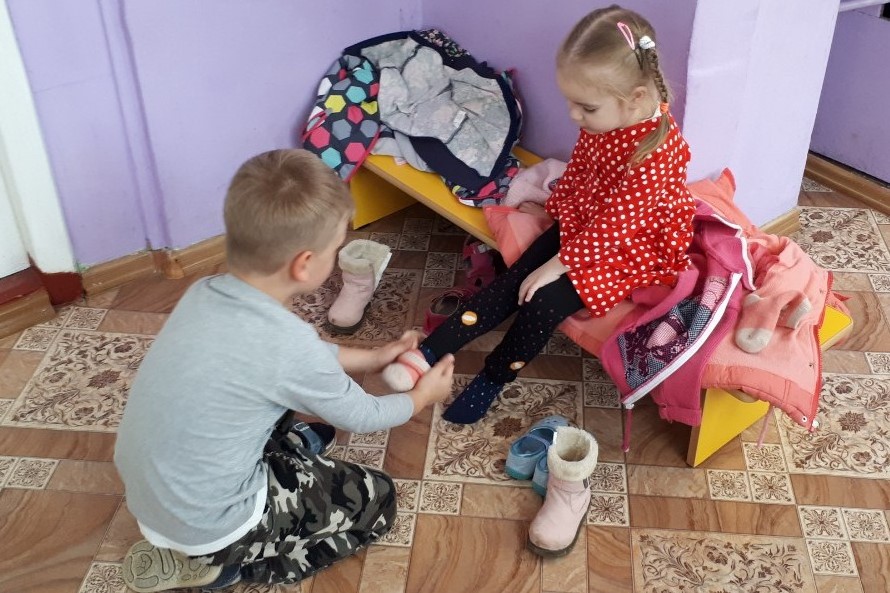Помощь младшим в группе.jpg Помощь младшим в группе.jpg