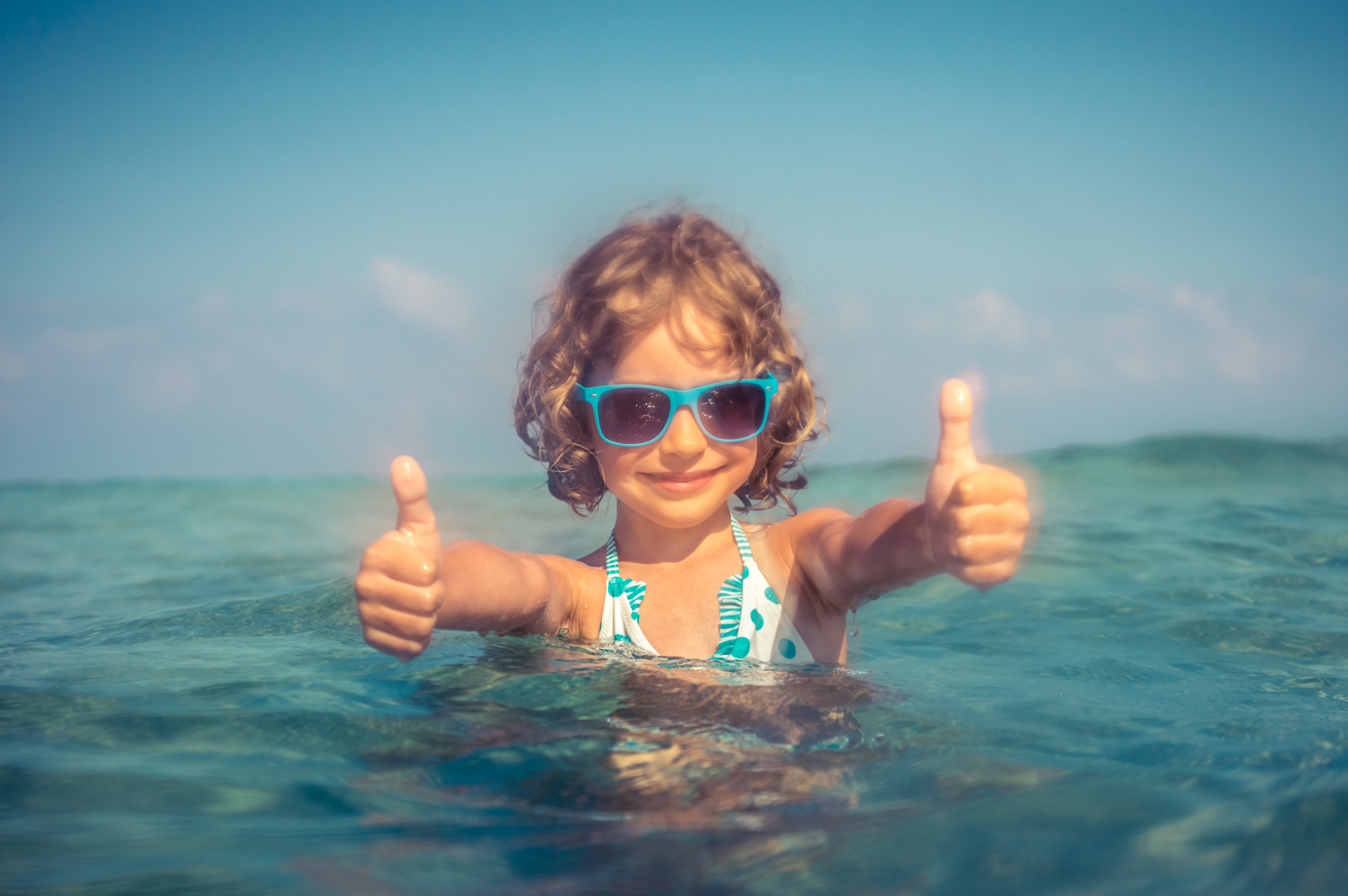 1 happy-child-playing-sea.jpg 1 happy-child-playing-sea.jpg