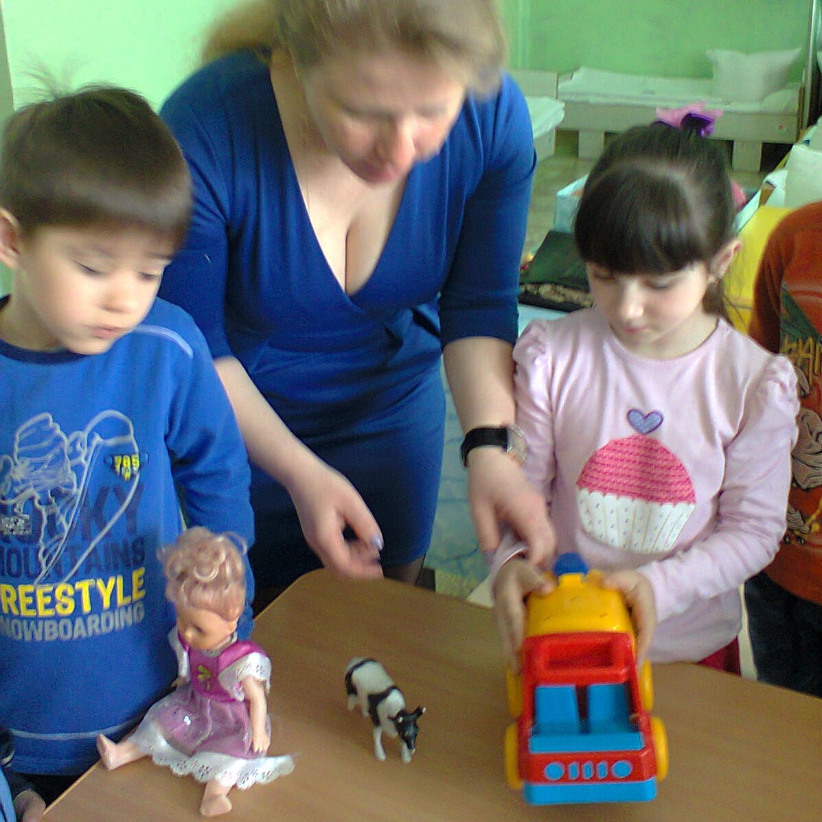 Корова молоко даёт Корова молоко даёт