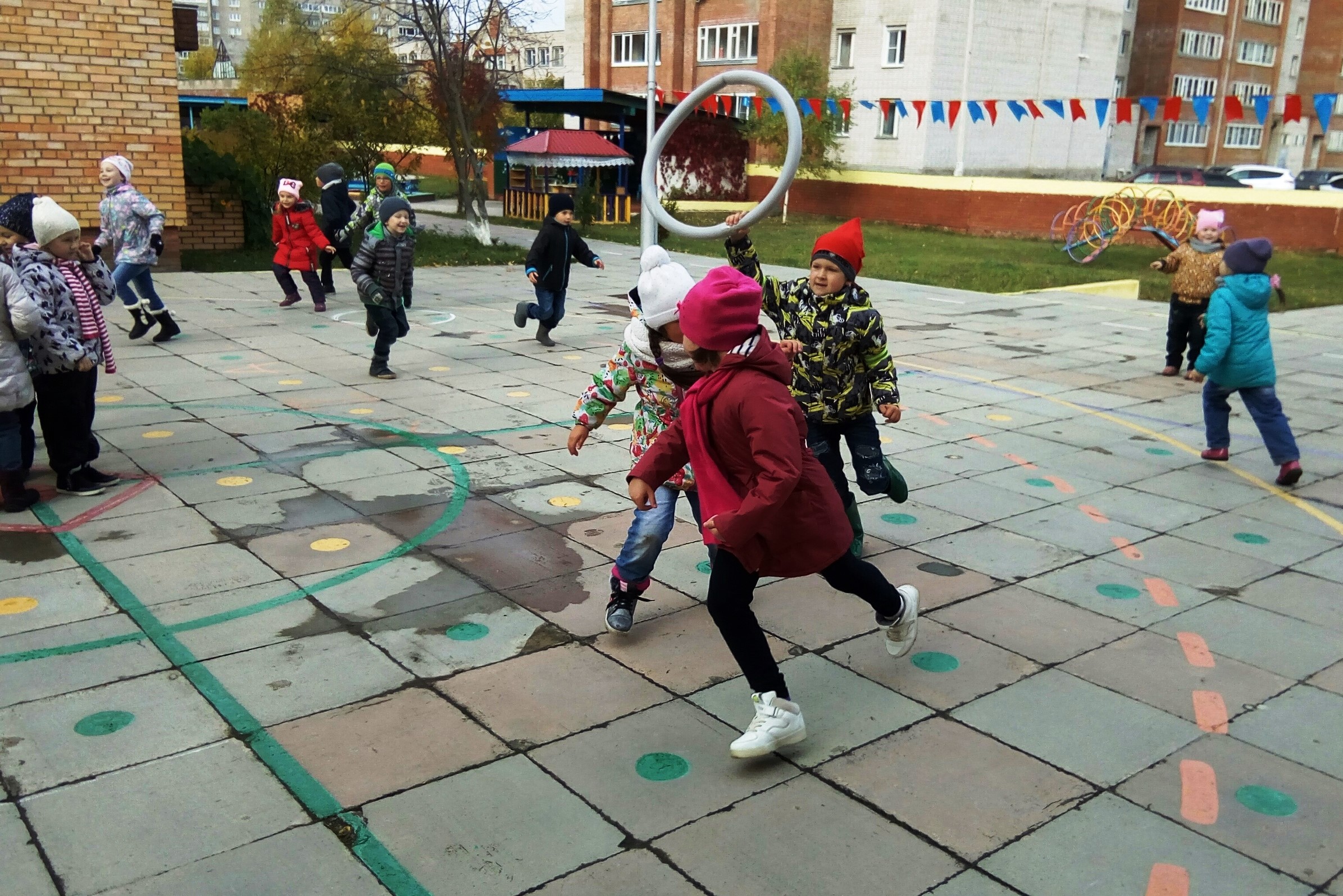 Подвижная игра «Убежало молоко» Подвижная игра «Убежало молоко»
