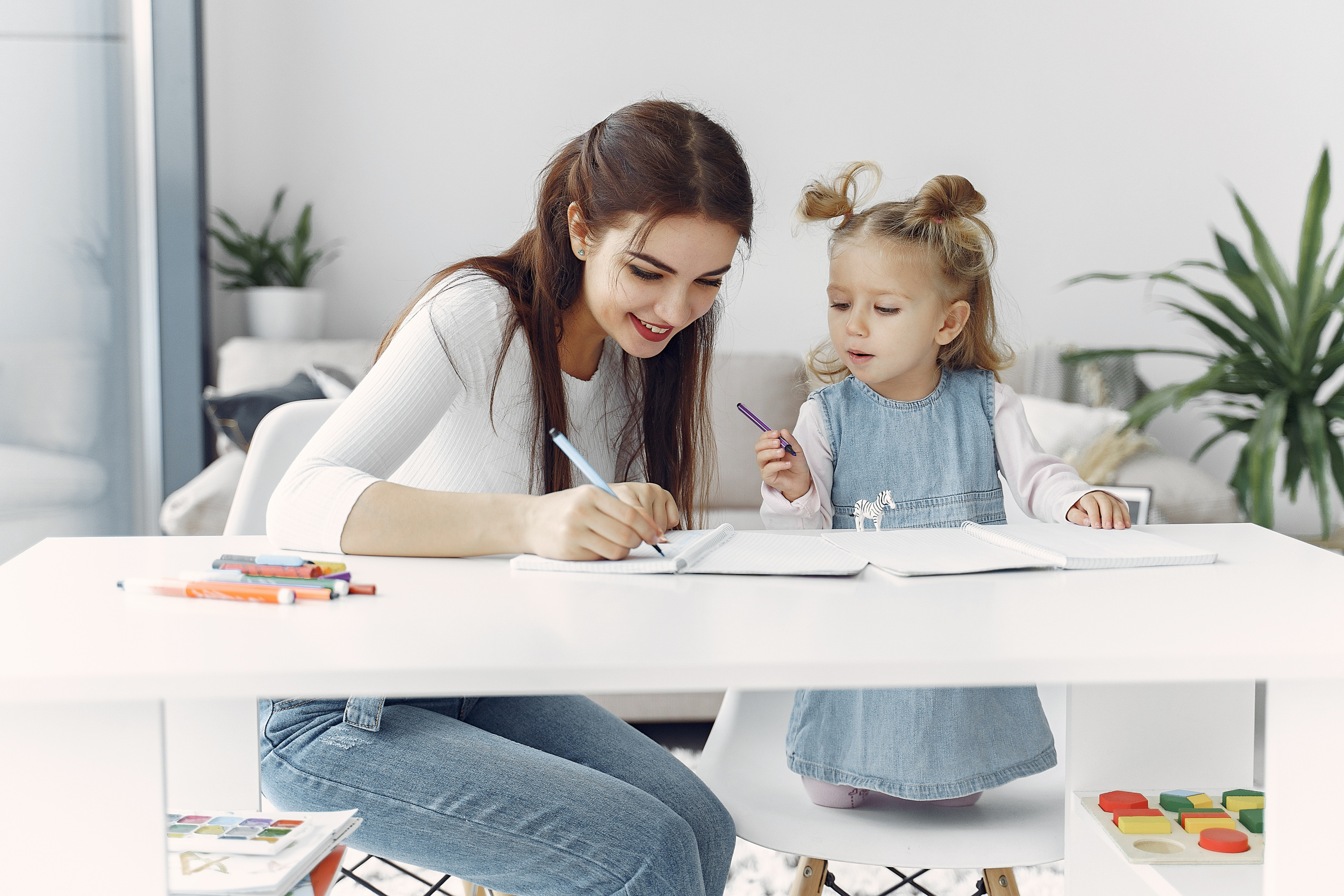 2 tutor-with-litthe-girl-studying-home.jpg 2 tutor-with-litthe-girl-studying-home.jpg