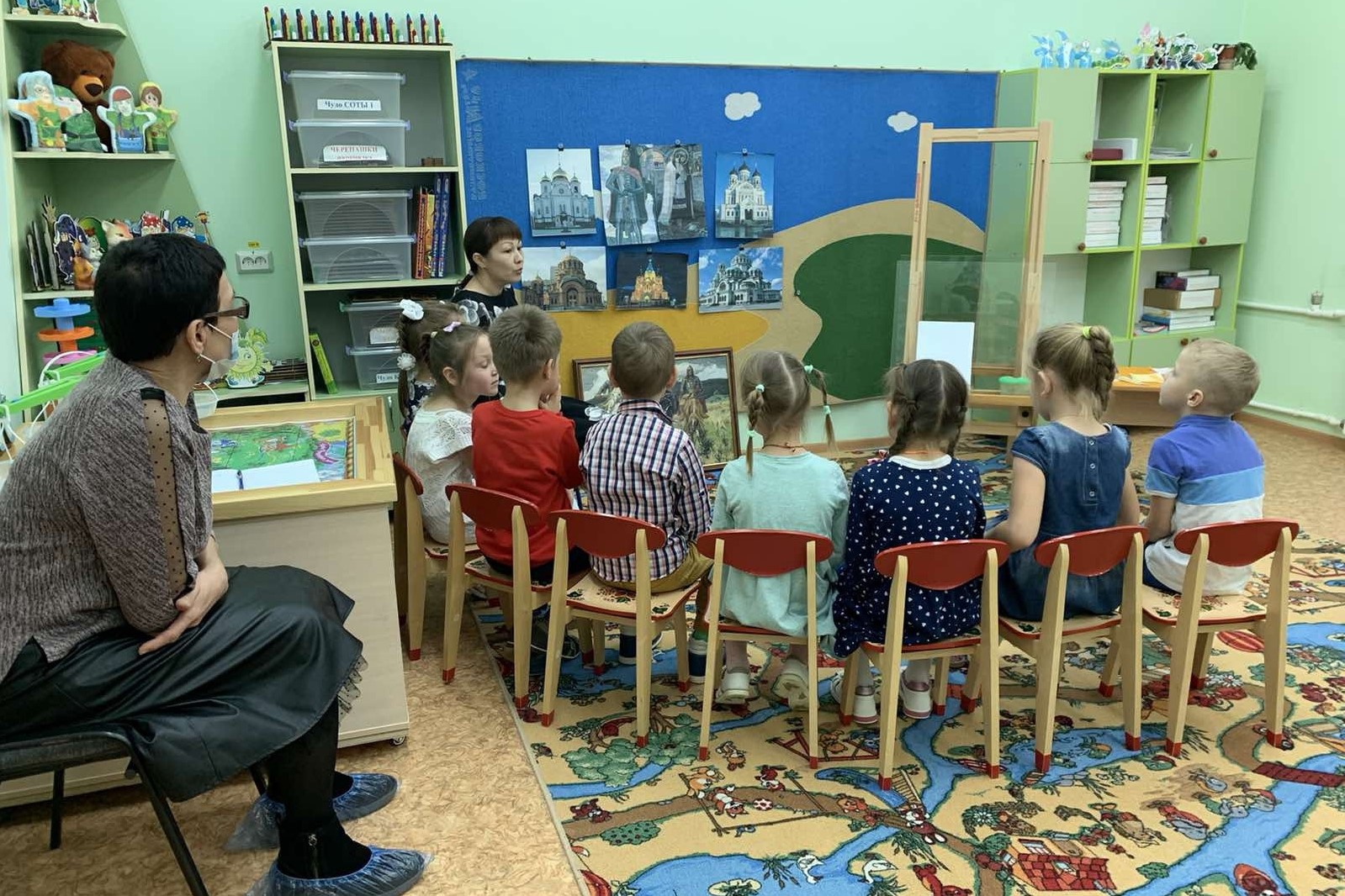 Воспитатель показывает картину В. Васнецова «Богатыри» Воспитатель показывает картину В. Васнецова «Богатыри»