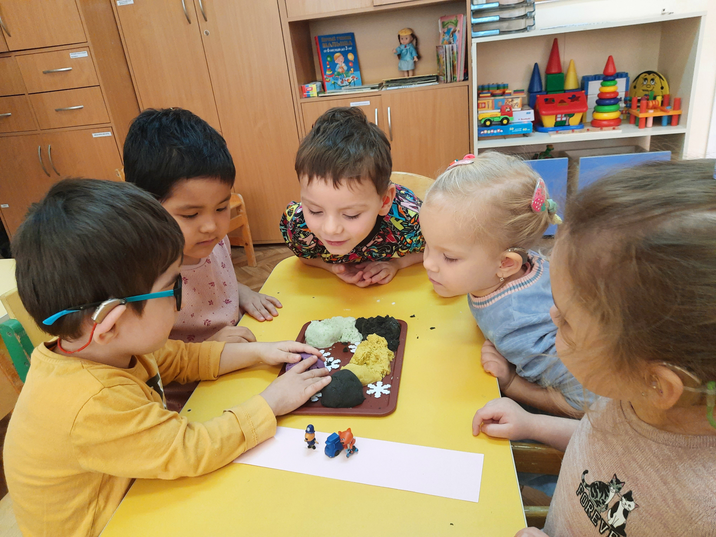 Игра «Украсим ёлочку» Игра «Украсим ёлочку»