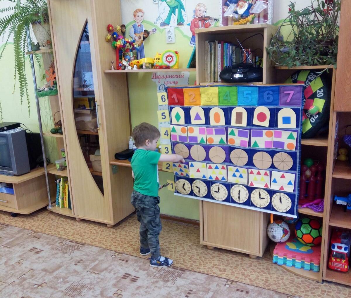 Младшие дошкольники играют с цветом Младшие дошкольники играют с цветом