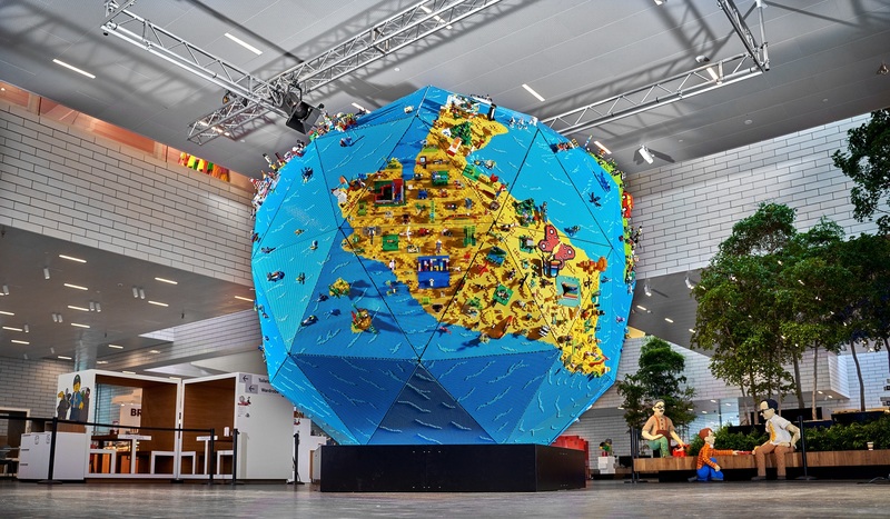 Четырёхметровая модель земного шара из LEGO Четырёхметровая модель земного шара из LEGO