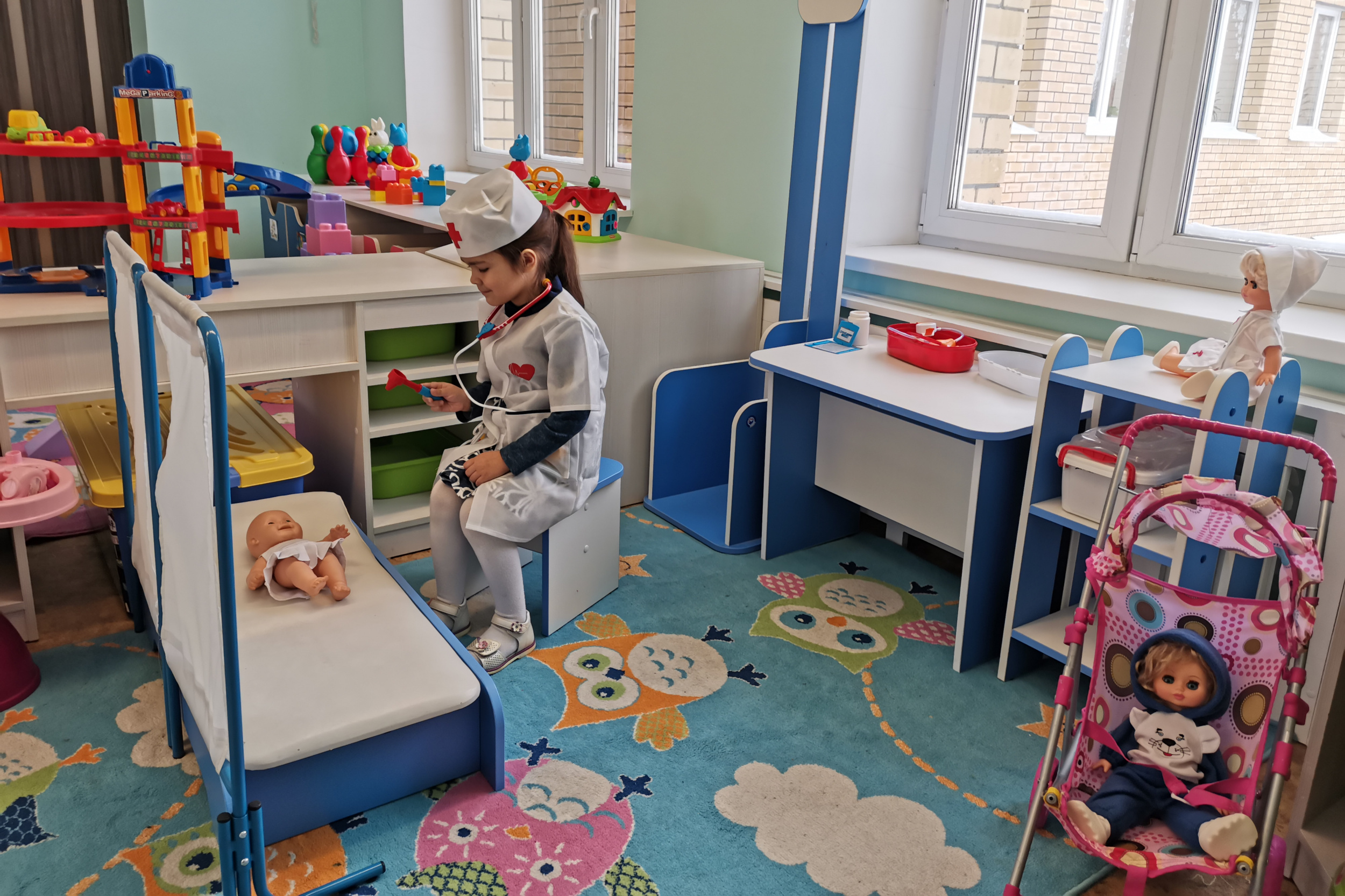 Ребенок играет в доктора Ребенок играет в доктора