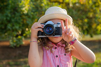 Как научить ребенка фотографировать?